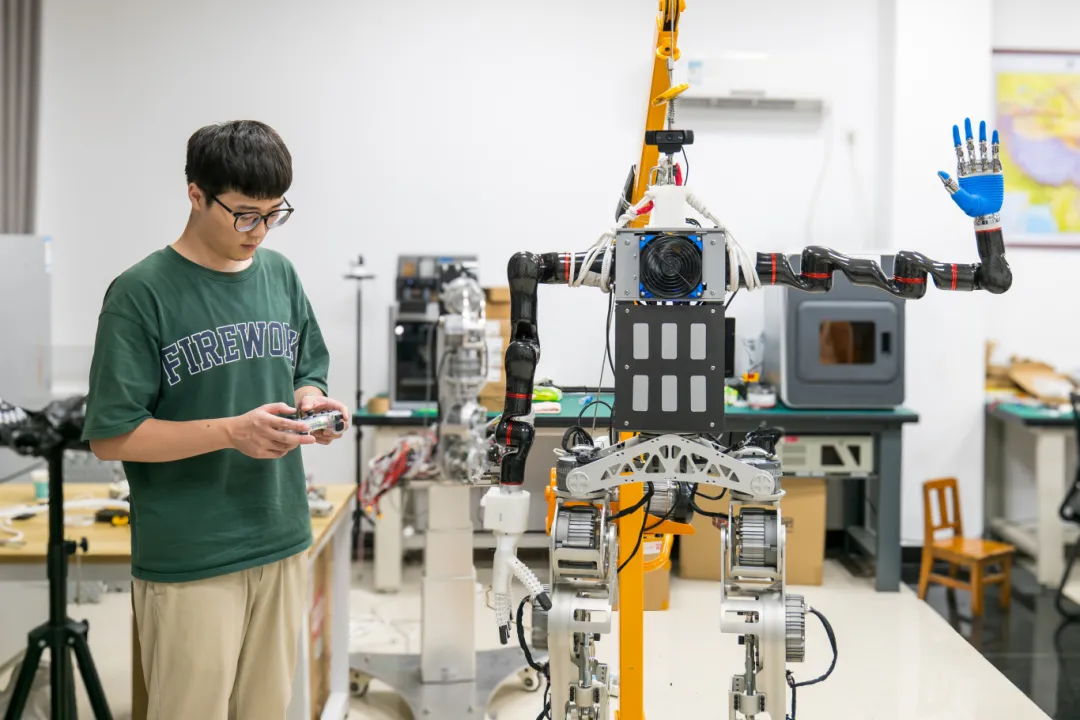 武汉大学首个人形机器人“天问”亮相：身长 1.7m、体重 65kg、36 个自由度