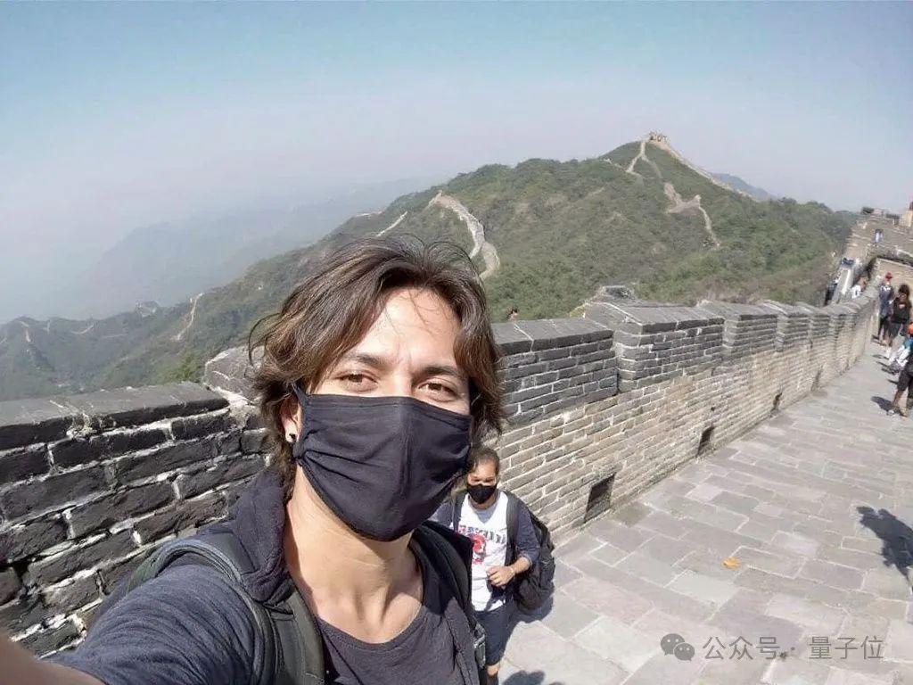 最新 AI 生图模型 Flux1.1 隐藏玩法，添加单反相机文件名获得超写实图像