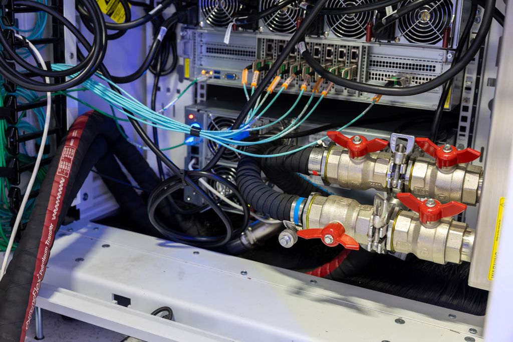 探秘全球最大 AI 集群 xAI Colossus:122 天建成,10 万张英伟达 H100 构筑马斯克 AI 愿景 探秘全球最大 AI 集群 xAI Colossus:122 天建成,10 万张英伟达 H100 构筑马斯克 AI 愿景