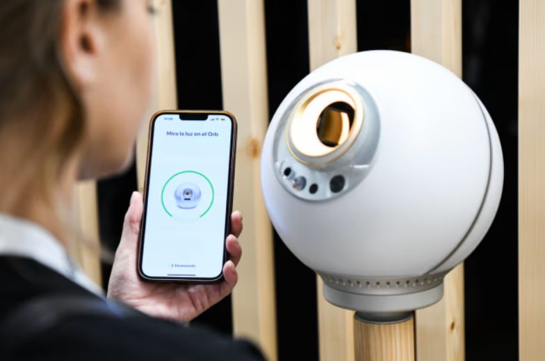 在 AI 时代如何证明你是人类,OpenAI 奥尔特曼推聊天应用 World 尝试虹膜识别 在 AI 时代如何证明你是人类,OpenAI 奥尔特曼推聊天应用 World 尝试虹膜识别