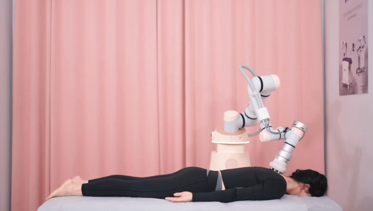 机械臂模拟人类按摩，德壹发布全球首款端侧大模型 AI 具身理疗机器人
