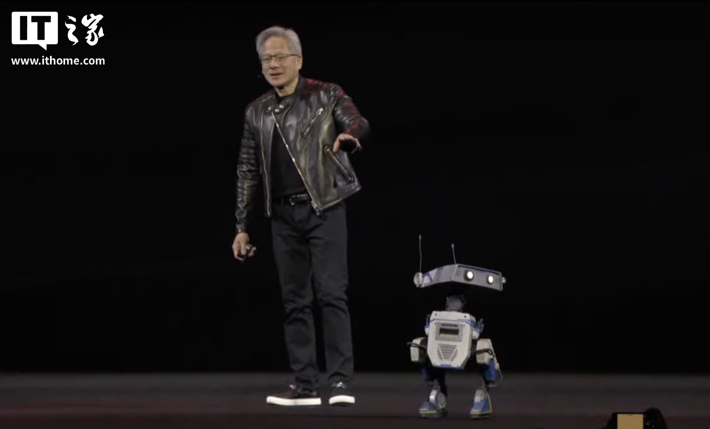 英伟达 CEO 黄仁勋：人形机器人将在 5 年内广泛应用于制造业