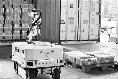 全国首个,深圳海关智能查验机器人引入“满血版”DeepSeek-R1 全国首个,深圳海关智能查验机器人引入“满血版”DeepSeek-R1