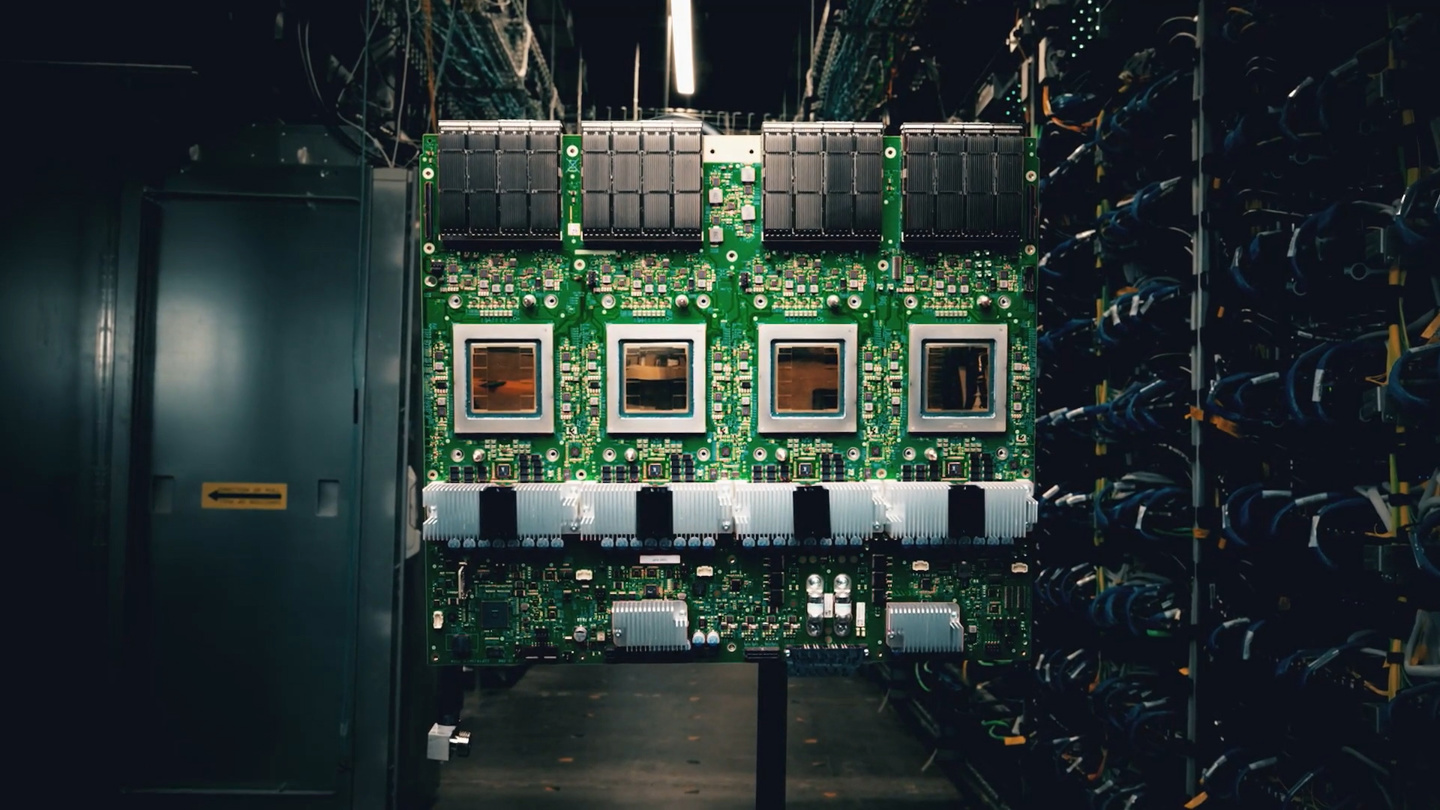 谷歌发布第七代 TPU Ironwood:首度专为 AI 推理设计,能效达 TPU v6e 两倍 谷歌发布第七代 TPU Ironwood:首度专为 AI 推理设计,能效达 TPU v6e 两倍