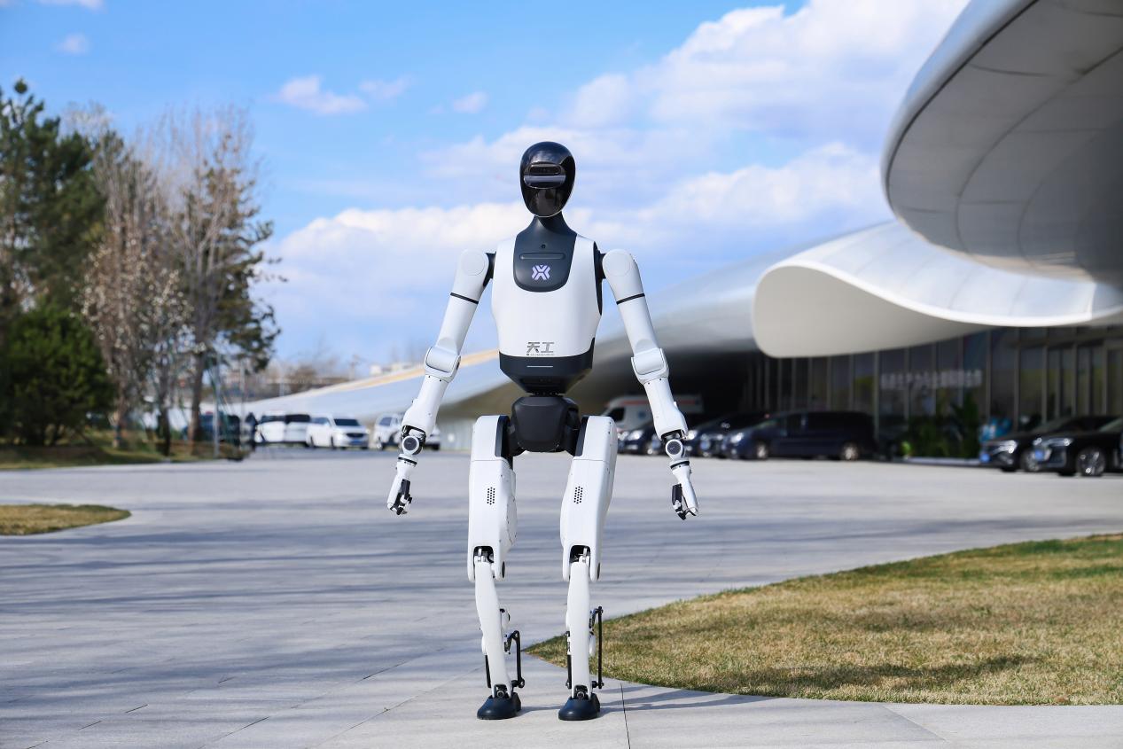 天工机器人:人形机器人即将实现小批量量产,未来售价可与入门轿车相当 天工机器人:人形机器人即将实现小批量量产,未来售价可与入门轿车相当