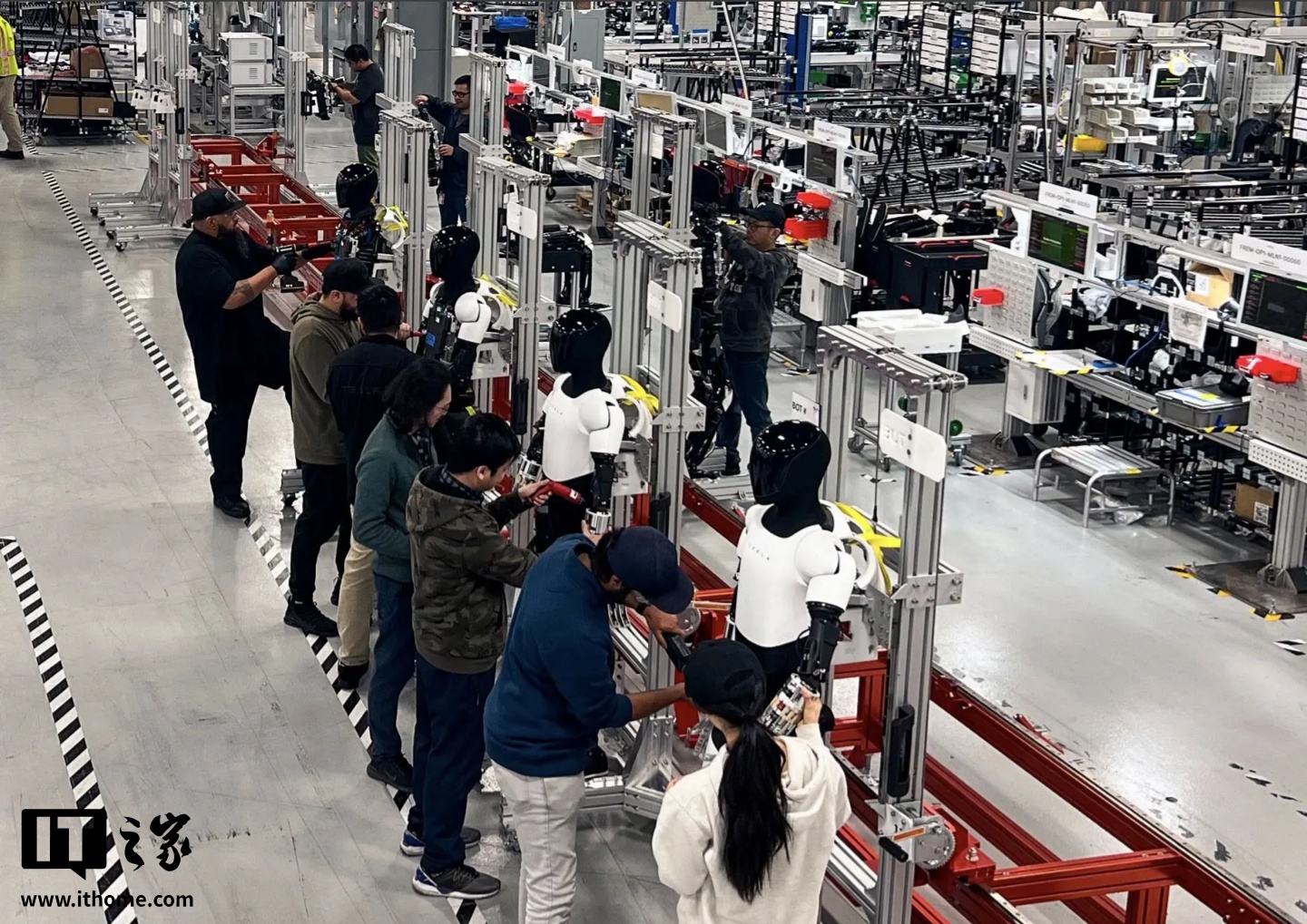 特斯拉 Optimus 人形机器人试生产线亮相，马斯克称年底数千台将入驻工厂