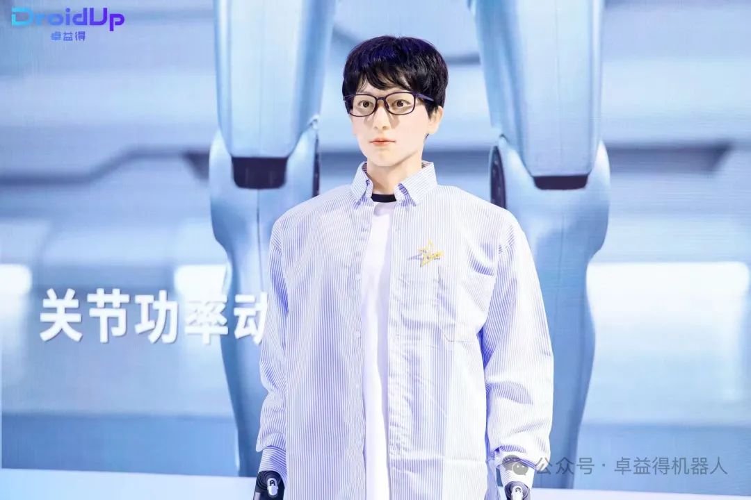 全国首个机器人博士，上理研发机器人被上戏录取