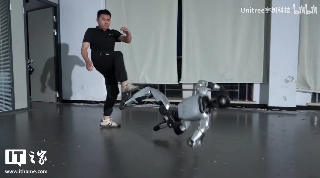 宇树 G1 人形机器人遭“围殴”，摔倒后能快速起身